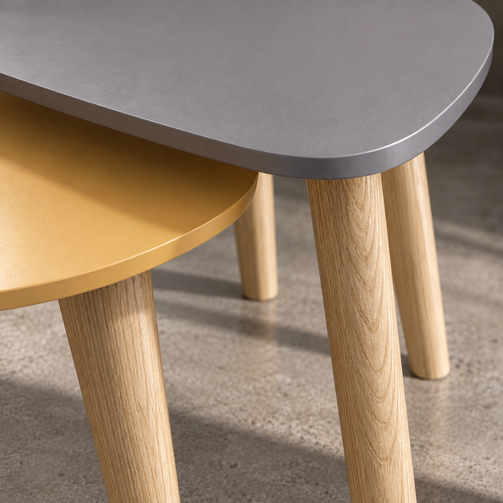 Duo de tables gigognes scandinaves triangulaires bois gris et jaune – vue 2