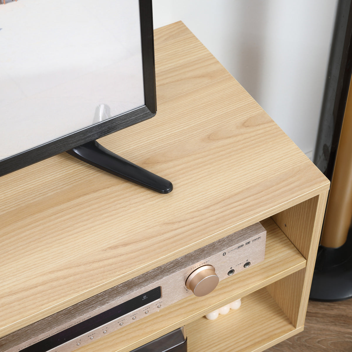 Meuble TV scandinave bois et blanc, portes à chevrons 110 cm – vue 3